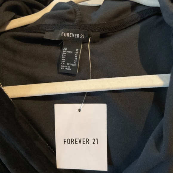 Forever 21 cropped soft zip up. Size small and colour black - Picture 5 of 7